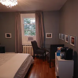 With King Bed In Shared 3 Bedroom Downtown Montreal